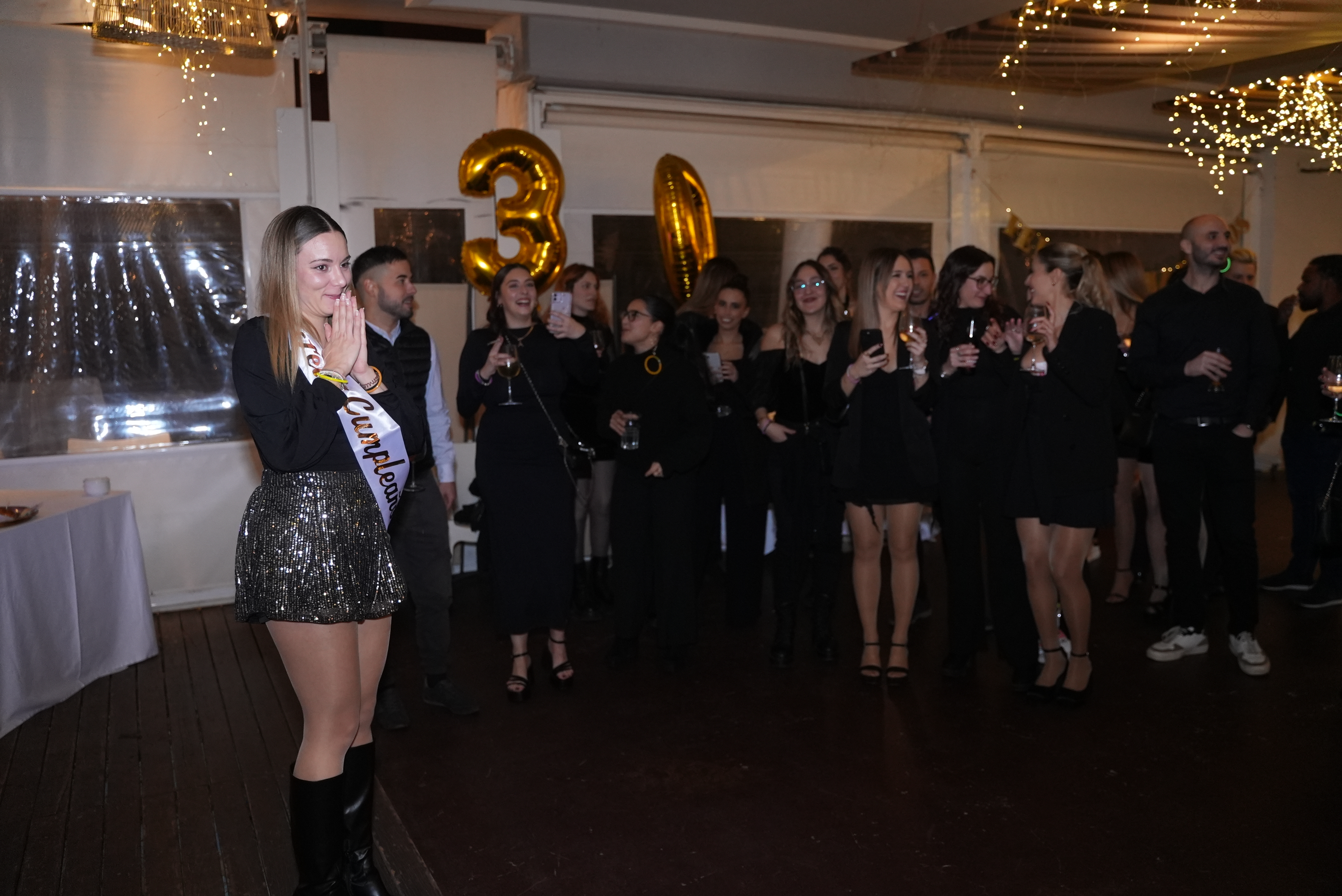 Cumpleaños 31 — celebración con globos dorados