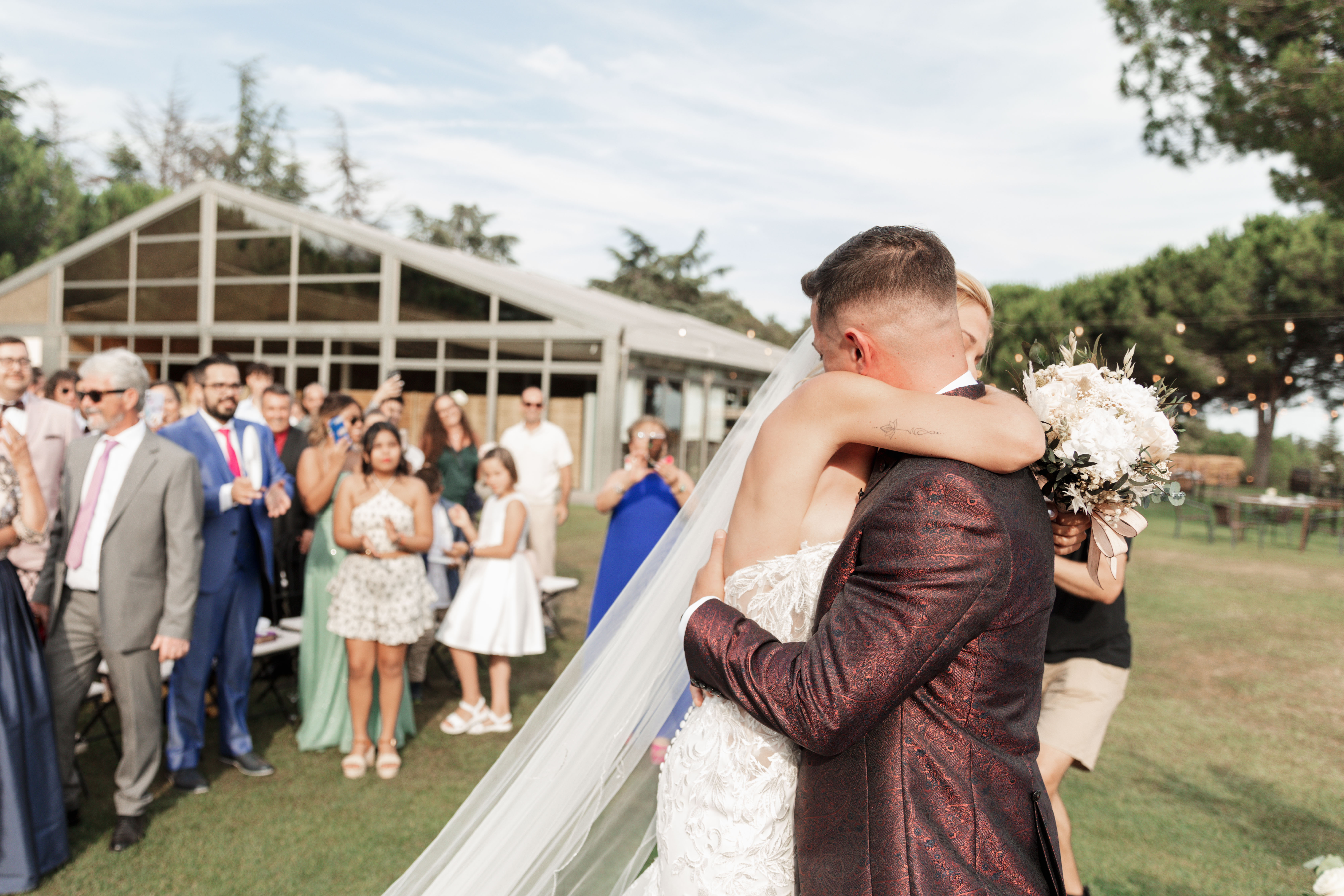 Boda — primer abrazo de los novios